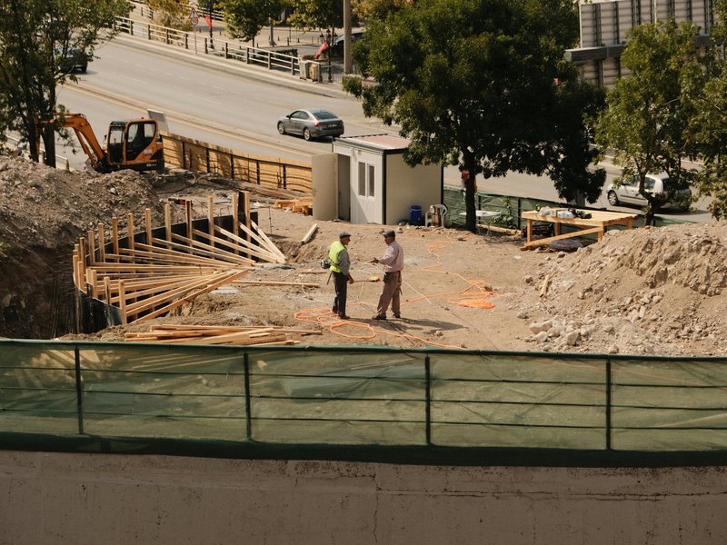 Técnicos en el sitio de construcción discutiendo un proyecto