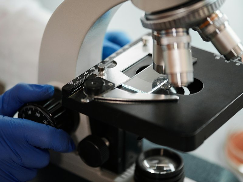 Investigadora en el microscopio del laboratorio, símbolo de la nanotecnología