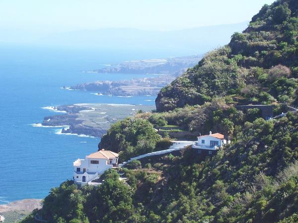 Vista de una casa canaria con protección térmica.