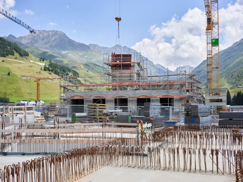 Fachada con andamios preparados para aislamiento exterior.