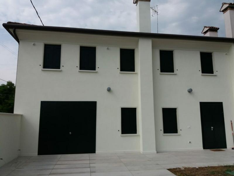 Building with insulated facade and modern finish